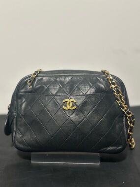 CHANEL Black Quilted Leather Shoulder Bag with Gold Chain